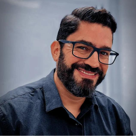 perfil_rafael_zumaeta